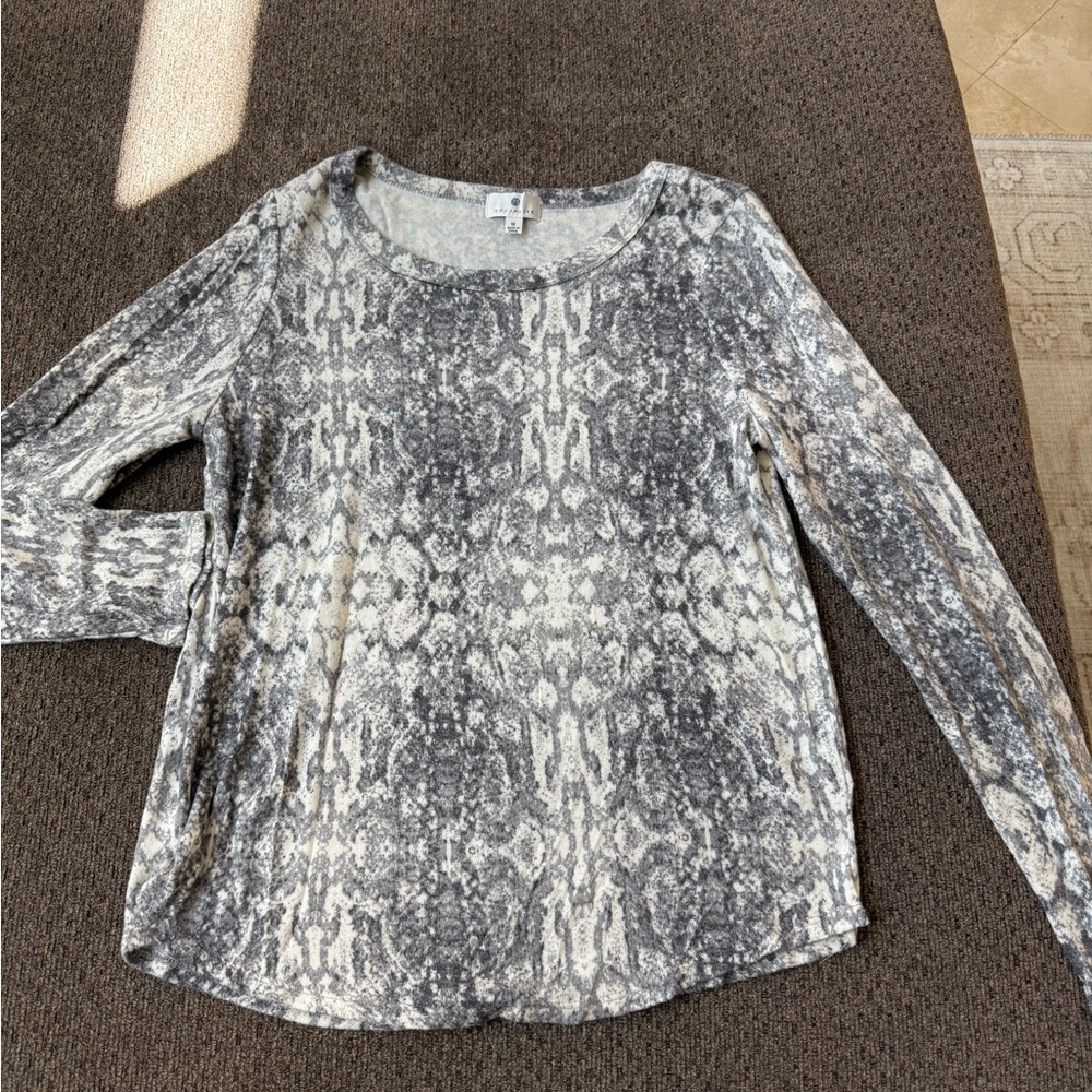 Socialite Gray and Cream Patterned Long-Sleeve Top